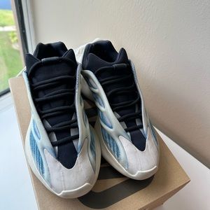 Yeezy 700 V3 Kyanit size 7 mens very good condition